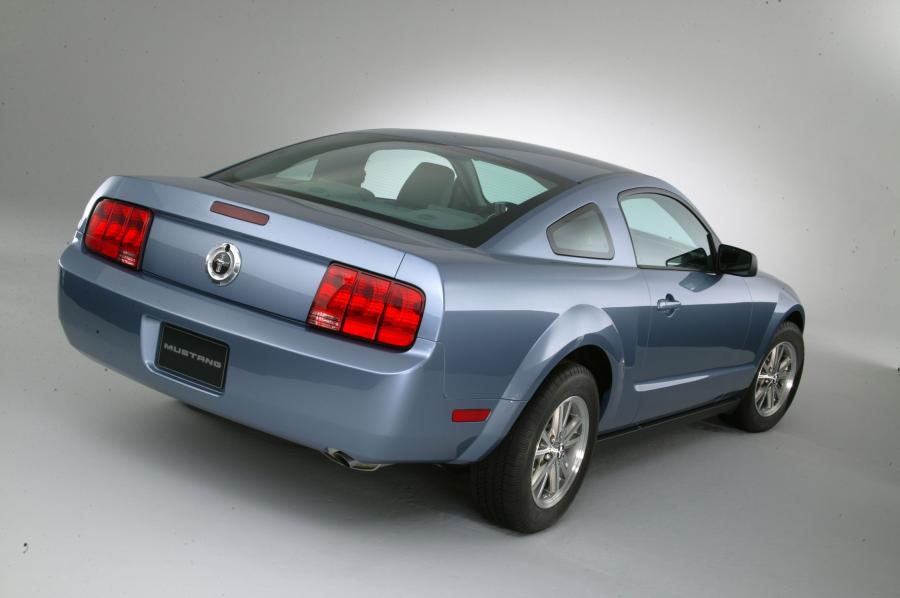  Ford Mustang 2005 года  (фото 18 из 26)